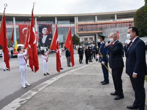 Akhisarlı kadınlar zeybek oynayarak Cumhuriyet’i kutladı
