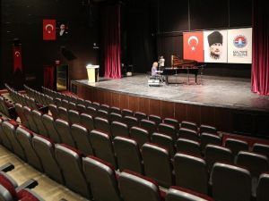 Tuluyhan Uğurlu’dan “Cumhuriyet Resitali”