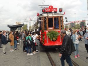 Taksim’in simgelerinden nostaljik tramvay Cumhuriyet Bayramı için süslendi