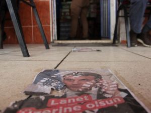 Macron’un fotoğraflarını yere serip üzerinden geçtiler