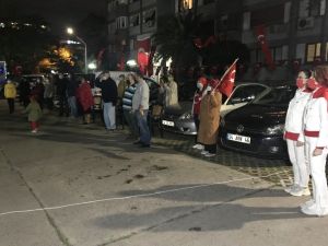 İstanbul’da vatandaşlar 19.23’te sokak ve balkonlarda İstiklal Marşı okudu