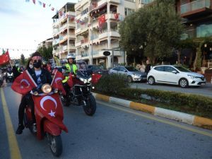 Kuşadası’nda konvoylu kutlama