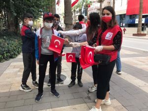 Genç Kızılay üyeleri 5 bin adet Türk bayrağı dağıttı