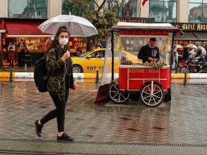 Taksim’de yağmur başladı