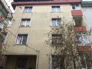 Avcılar’da  bir binada deprem sonrası çatlak meydana geldi