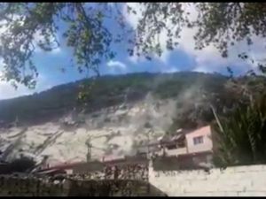 Söke’de deprem sırasında taş ocağından kopan kaya parçaları korkuttu