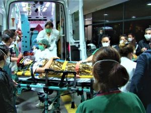 Enkazdan 9,5 saat sonra çıkartılan 14 yaşındaki Günay hastaneye sevk edildi