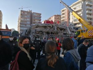 İkizler, enkaz altından çıkarılmayı bekliyor