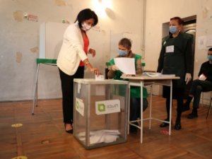 Gürcistan halkı milletvekili seçimlerinin ikinci turu için sandık başında