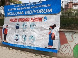 Okul bahçesinde Korona virüs bilgilendirme afişleri
