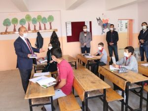 Müdür Başyiğit, öğrencilere kitap hediye etti