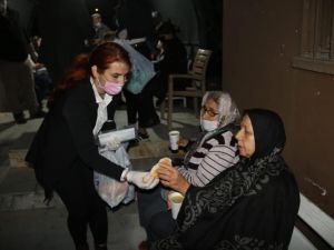 Evlerine giremeyen vatandaşların yardımına Büyükşehir koştu