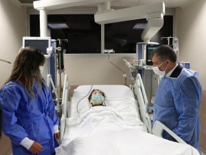 Sağlık Bakanı Koca, depremin simgesi İnci’yi ziyaret etti