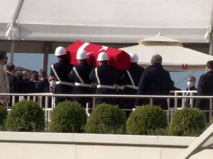 Eski Başbakan Mesut Yılmaz, son yolculuğuna uğurlanıyor.