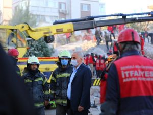 Denizli Büyükşehir Belediye Başkanı Zolan, İzmir’de deprem bölgesinde