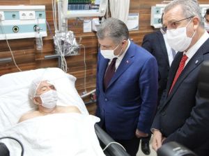 Bakan Koca enkazdan 33 saat sonra kurtarılan yaşlı adamı ziyaret etti