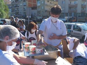 Radikal Eğitim depremzedelere yemek dağıttı