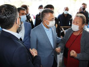 Cumhurbaşkanı yardımcısı Oktay, tsunamiyi gözyaşları içinde anlatan kadını teselli etti