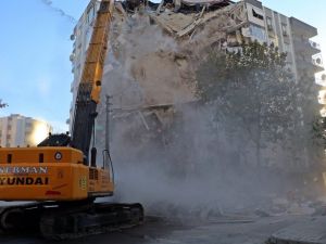 Karagül apartmanın yıkım çalışmaları başladı
