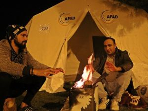 Çadırlarda kalan depremzedeler, soğuk havada ateş yakarak ısınmaya çalışıyor