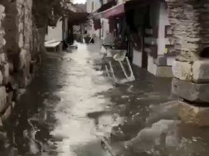 Tsunamiye kapılan babaannesini görünce yıkıldı