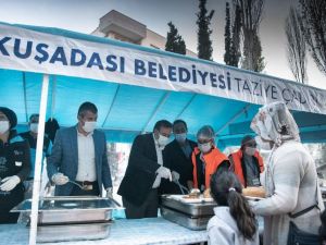 Kuşadası’nda geceyi dışarıda geçiren vatandaşlara destek sürüyor