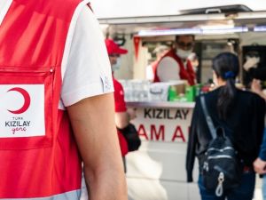 Kızılay İzmir’de yardımlarına devam ediyor