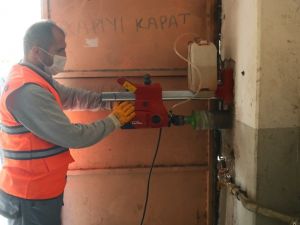 Binaların sağlamlığını dinleyerek test ediyorlar
