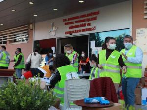 Bayraklı’nın gönüllü ordusu gece gündüz çalışıyor