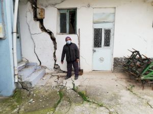 Topraktaki çatlak ve yarıklar yüzünden iki mahalle halkı diken üstünde yaşıyor