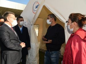 Vali Aksoy, Kuşadası’ndaki çadırkentte incelemede bulundu