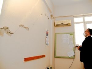 Vali Aksoy, depremde hasar gören okul binasında incelemede bulundu