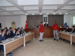 Kuşadası Belediye Meclisi kurtarma çalışmalarına katılan ekipleri ağırladı