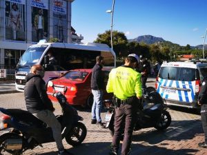 Marmaris’te trafik ekipleri kural tanımayanları denetliyor