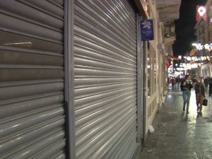 İstiklal Caddesi’nde işletmeler saat 22.00’de kepenkleri indirdi