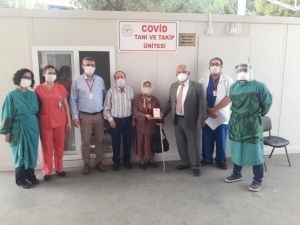 Başhekim Alkaya’dan Nesrin Teyze’ye teşekkür plaketi