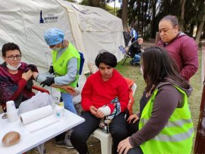 Bayraklı Belediyesi doktorları depremzedelerin yanında