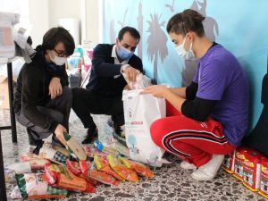 Depremzede çocuklara kırtasiye malzemeleri ve oyuncak dağıtıldı