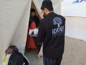 İzmir’deki depremzedelere yemek ikramı