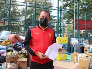 Yardım malzemeleri arasından çıkan not duygulandırdı