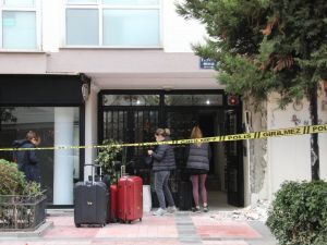 İzmir’in lüks semtindeki bina, çatlaklar nedeniyle boşaltılıyor