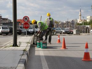 Bilinçsizce atılan izmarit ve ambalajlar yağmur suyu ızgaralarını tıkıyor