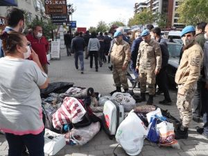 İzmir’de hasarlı binalardan tahliyeler devam ediyor