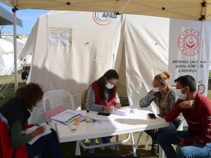 Kuşadası’da depremzedelere destek sürüyor