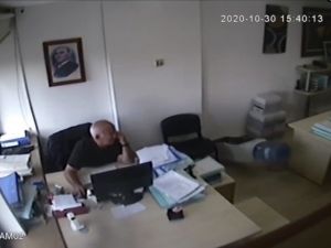 Depremde soğukkanlılığıyla dikkat çekmişti, çalışmaya devam etmiş