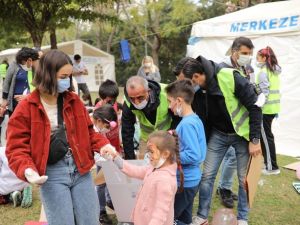 Depremzedelere gelen yardımlar dağıtılıyor