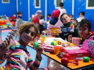 Konak Belediyesinin oyun çadırları çocukların yüzünü güldürdü