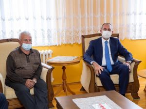 Adalet Bakanı Gül’den depremde yakınlarını kaybeden Yücel ailesine ziyaret