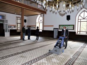 Turgutlu Belediyesinden camilere kış temizliği