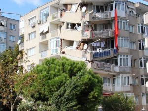 Apartmanlarının yıkımın çaresizce gözyaşları içerisinde izlediler tek tesellileri Türk bayrağı oldu